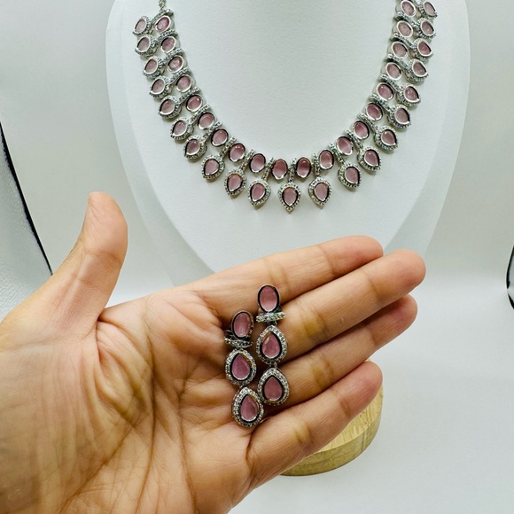 Arrow Shaped Full Coverage Necklace - Picture 3 of 5